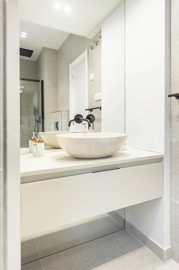 Sophisticated Apartment With Balcony & City Views By Rems Malaga 0*,